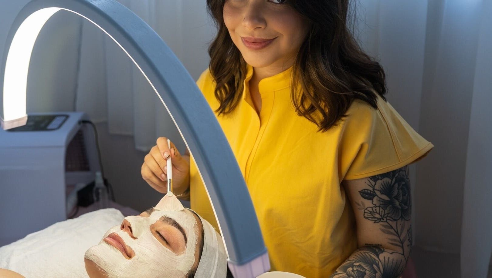 Facial en Skin by Kim, Tijuana, Baja California, MX. Tratamiento relajante con mascarilla iluminada.