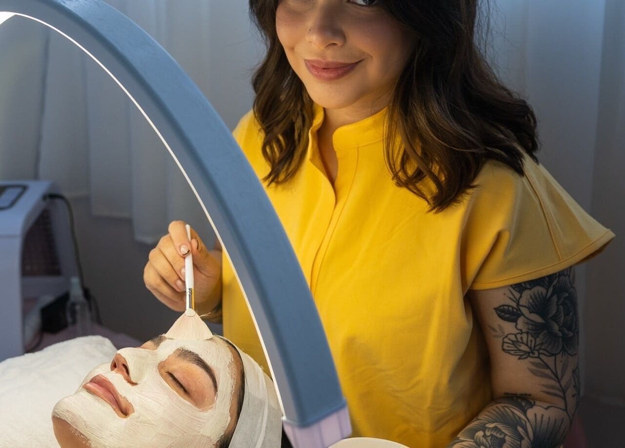 Facial en Skin by Kim, Tijuana, Baja California, MX. Tratamiento relajante con mascarilla iluminada.