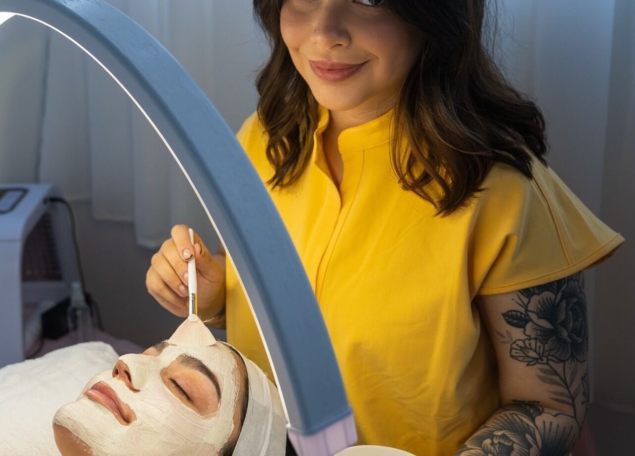 Facial en Skin by Kim, Tijuana, Baja California, MX. Tratamiento relajante con mascarilla iluminada.