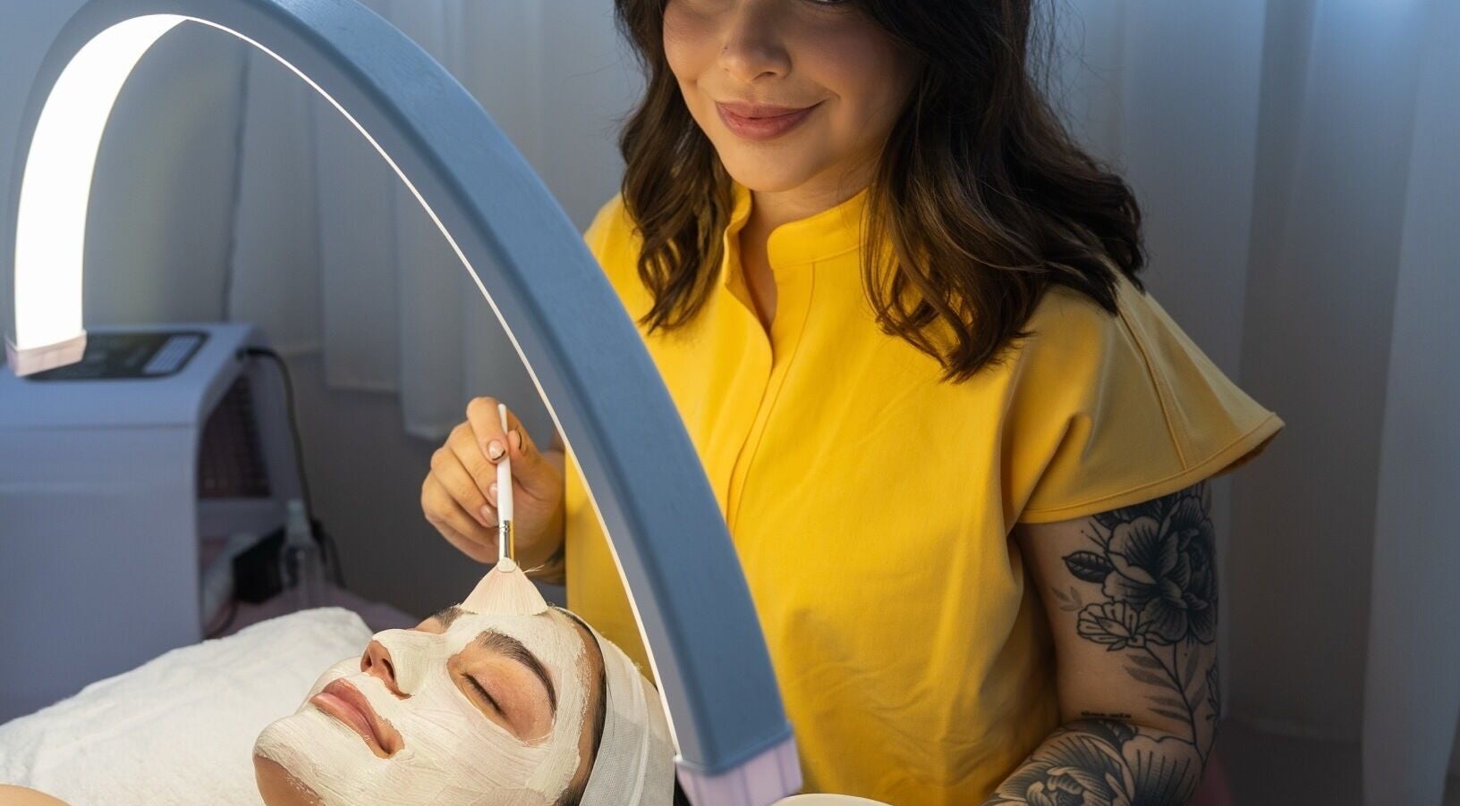 Facial en Skin by Kim, Tijuana, Baja California, MX. Tratamiento relajante con mascarilla iluminada.