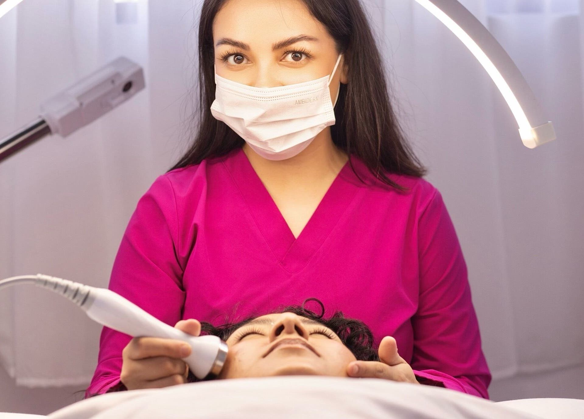 Tratamiento facial en Skin by Kim, Tijuana, Baja California, MX. Profesional en acción con dispositivo avanzado.