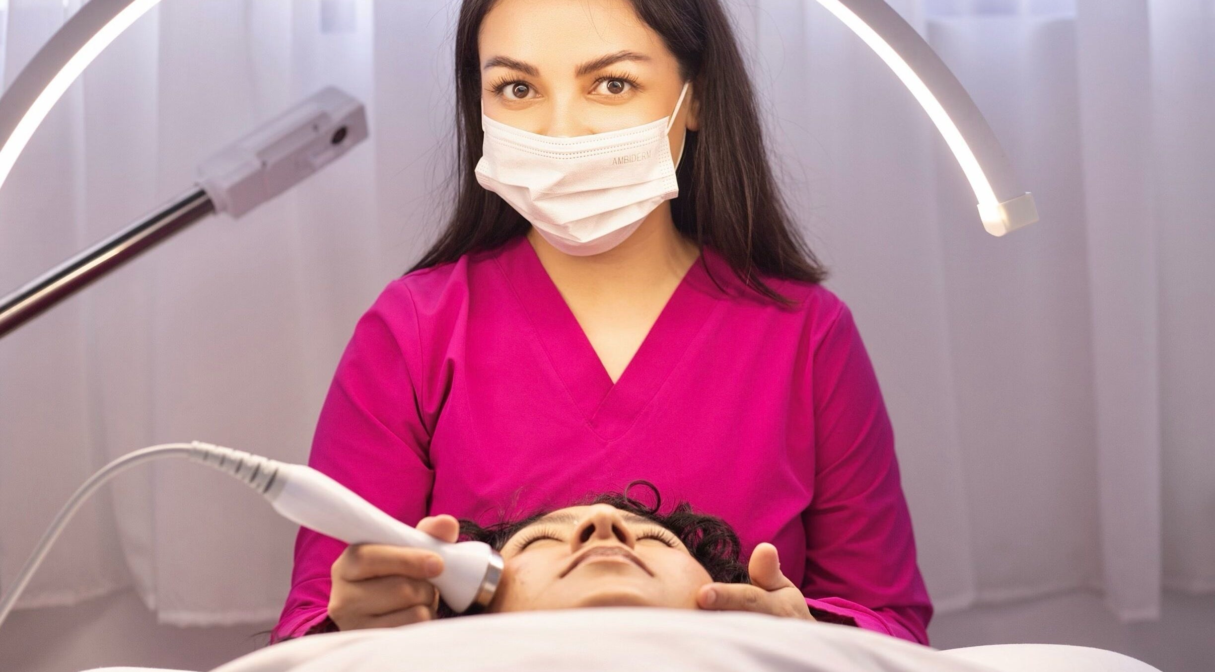 Tratamiento facial en Skin by Kim, Tijuana, Baja California, MX. Profesional en acción con dispositivo avanzado.