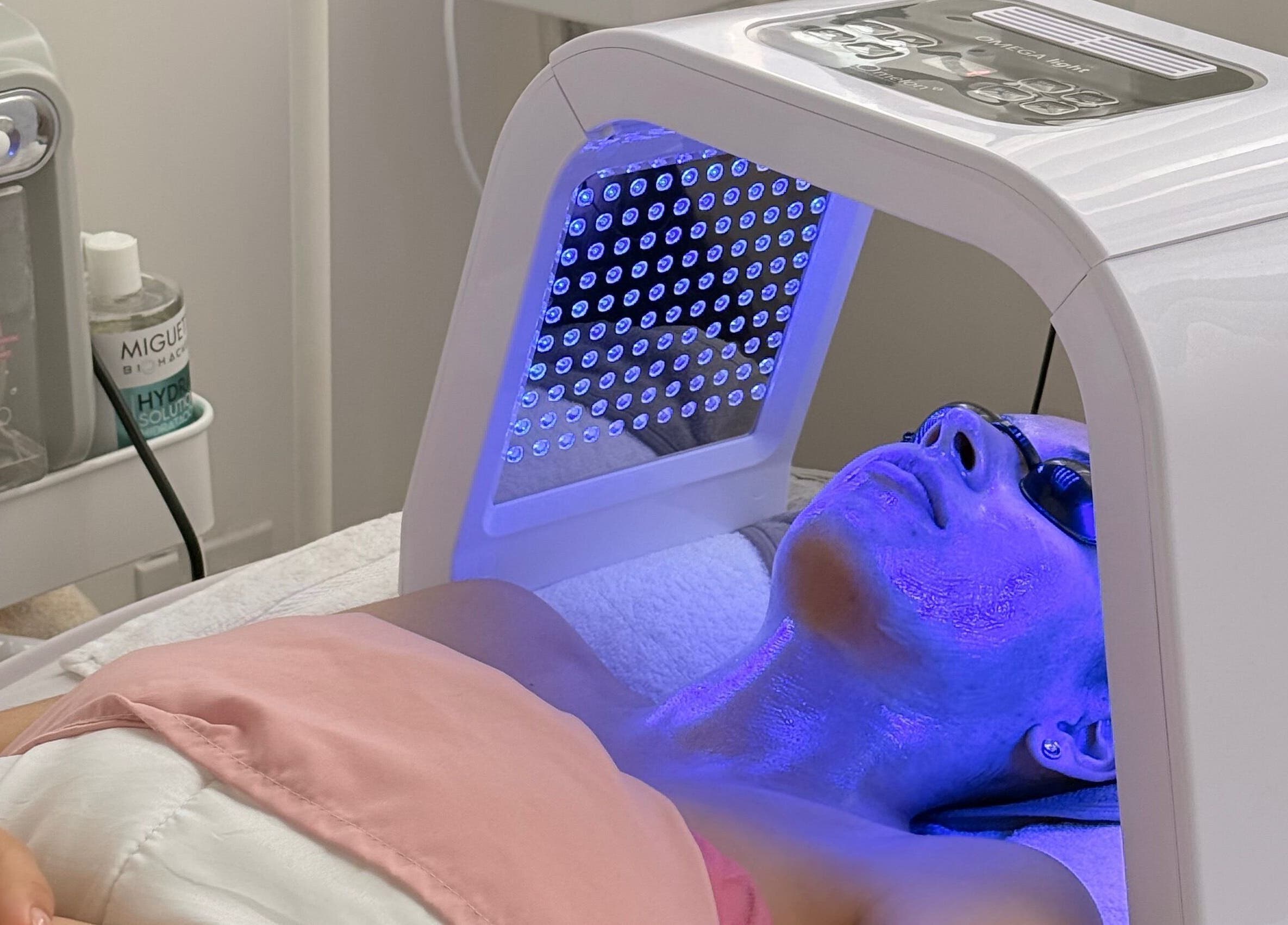 Terapia facial LED en Skin by Kim, Tijuana, Baja California, MX, para una piel radiante y saludable.