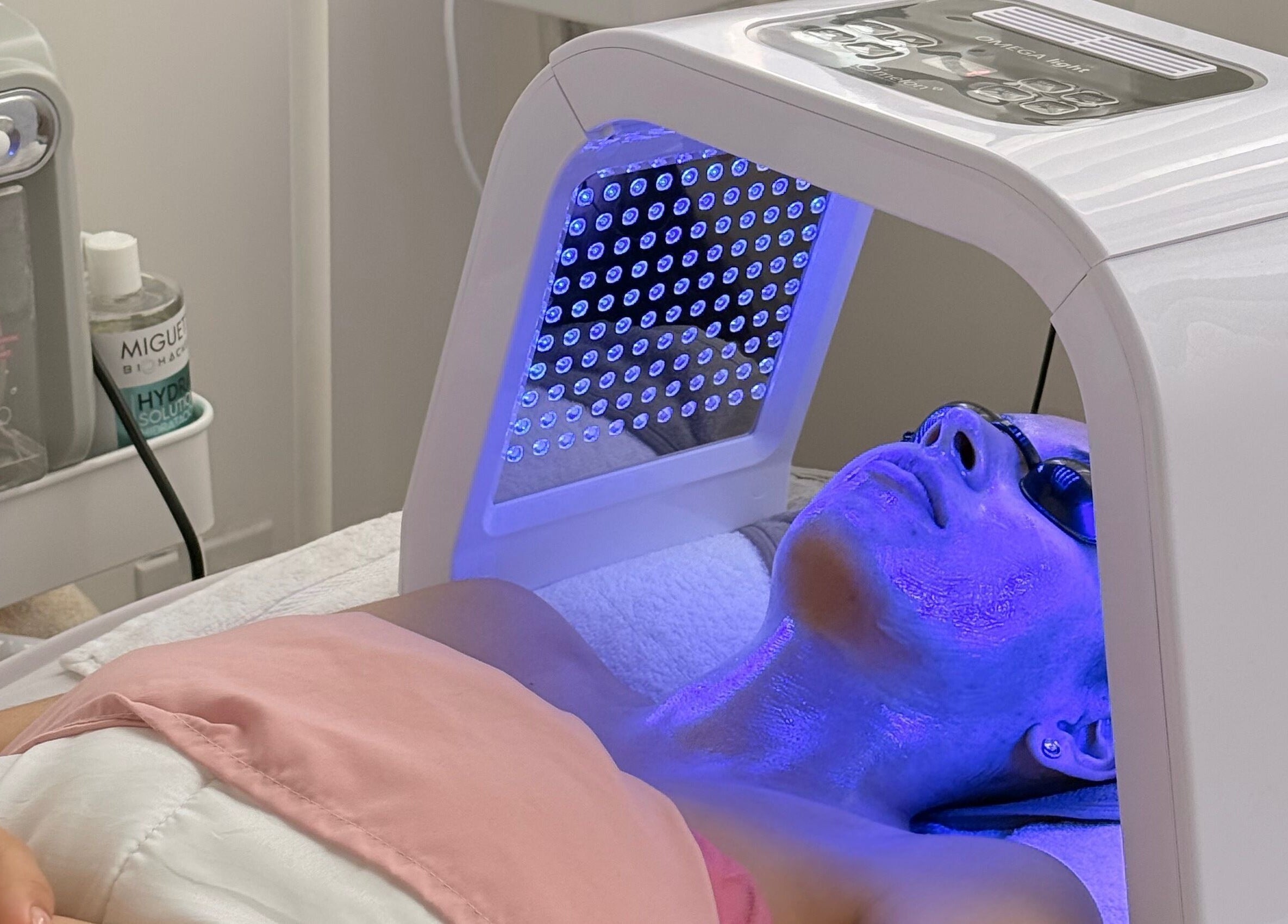 Terapia facial LED en Skin by Kim, Tijuana, Baja California, MX, para una piel radiante y saludable.