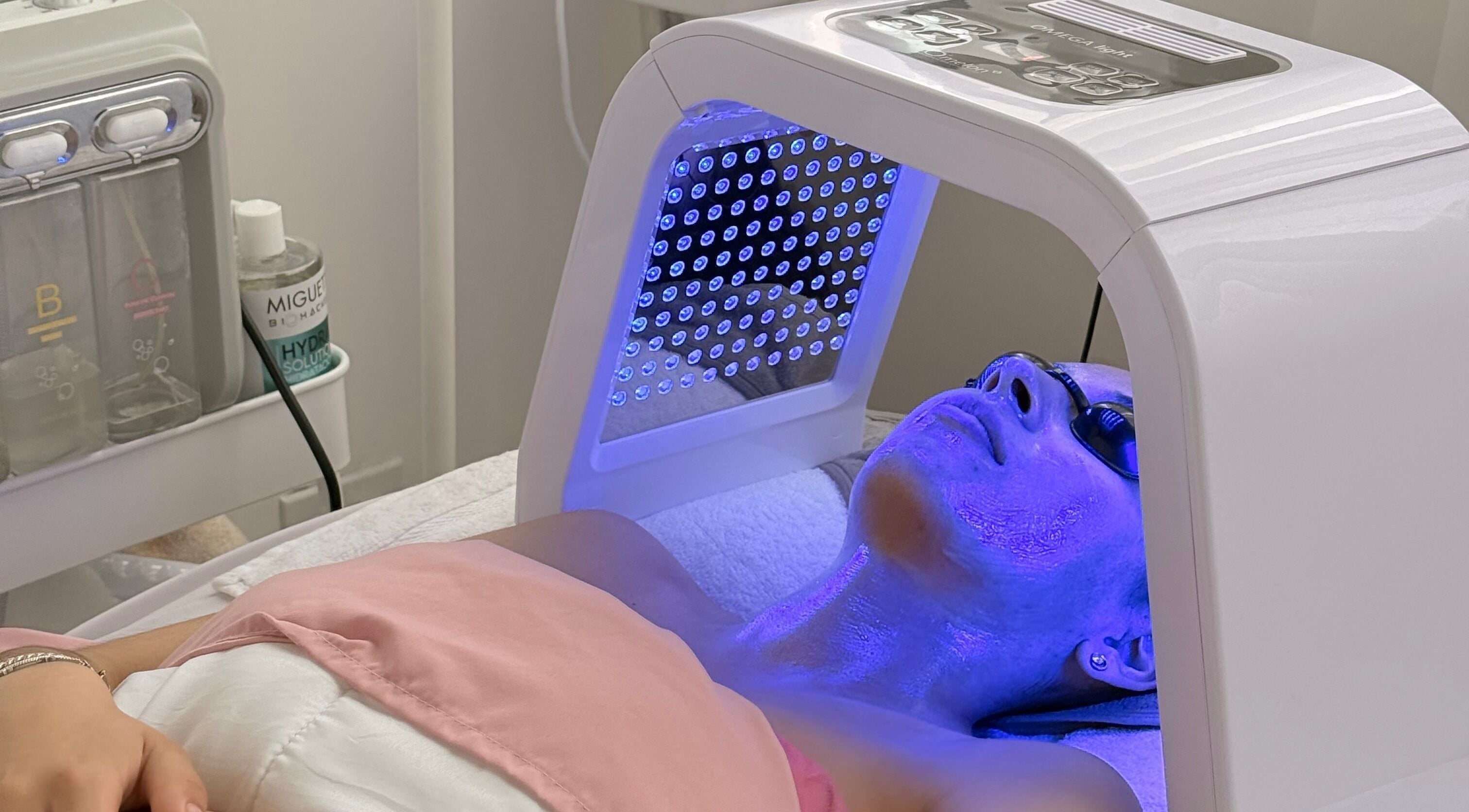 Terapia facial LED en Skin by Kim, Tijuana, Baja California, MX, para una piel radiante y saludable.