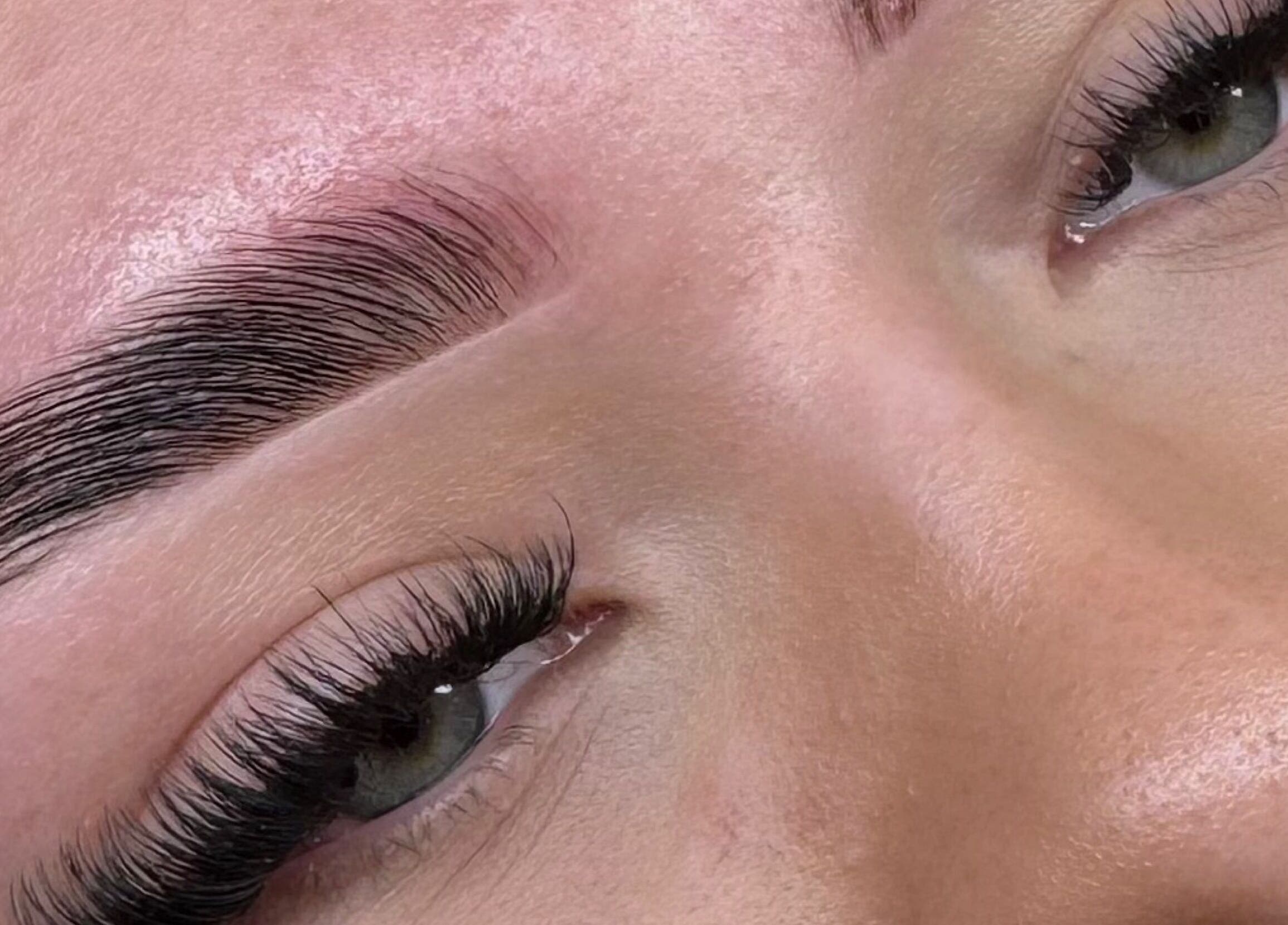 Expertly shaped brows at Kirsty’s Beauty Therapy in Tamworth, England, GB. Highlighting precise brow artistry.