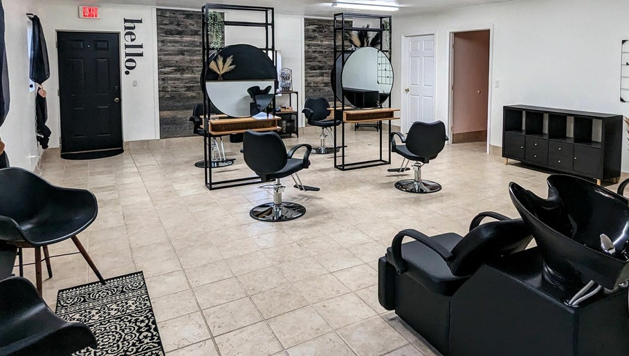 Εικόνα Treasured Locks Beauty Parlour 1