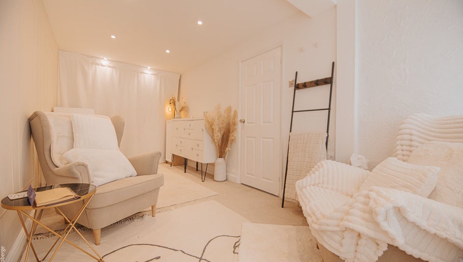Relaxing therapy room at Paula Miles Anxiety Psychotherapist in Basingstoke, GB, offering comfort and tranquility.