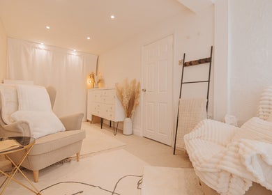 Relaxing therapy room at Paula Miles Anxiety Psychotherapist in Basingstoke, GB, offering comfort and tranquility.