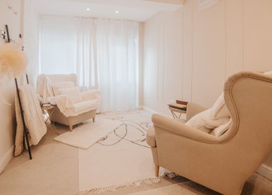 Cozy therapy room at Paula Miles Anxiety Psychotherapist, Basingstoke, GB with plush chairs and soft lighting.