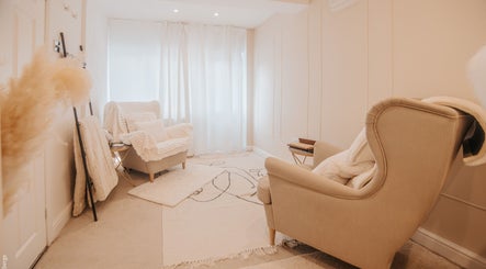 Cozy therapy room at Paula Miles Anxiety Psychotherapist, Basingstoke, GB with plush chairs and soft lighting.