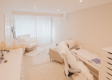 Serene therapy room at Paula Miles Anxiety Psychotherapist, Basingstoke, GB, with cozy seating.