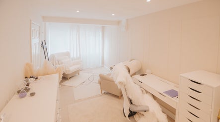 Serene therapy room at Paula Miles Anxiety Psychotherapist, Basingstoke, GB, with cozy seating.