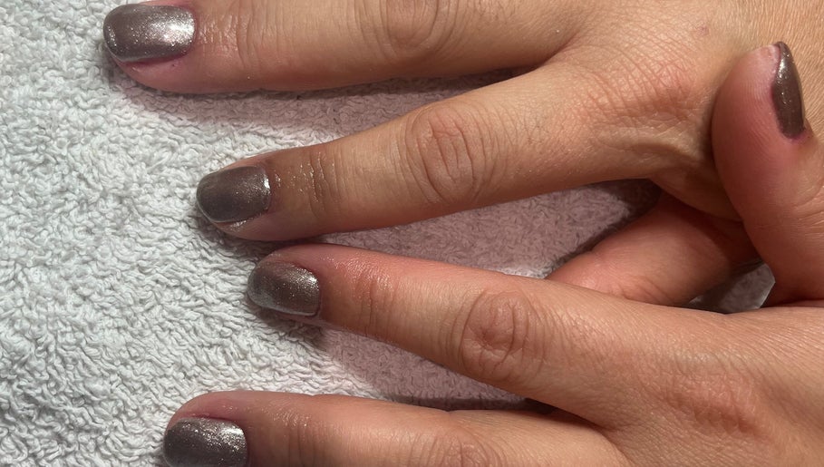 Metallic manicure at Tashie’s Beauty Pod in Warfield, England, GB.
