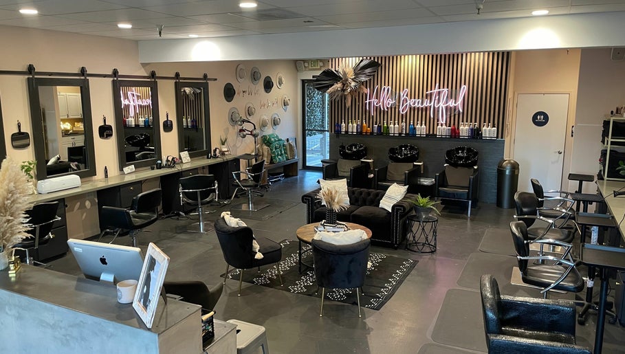 Hartz & West Salon, Extension and Blowout Bar imaginea 1