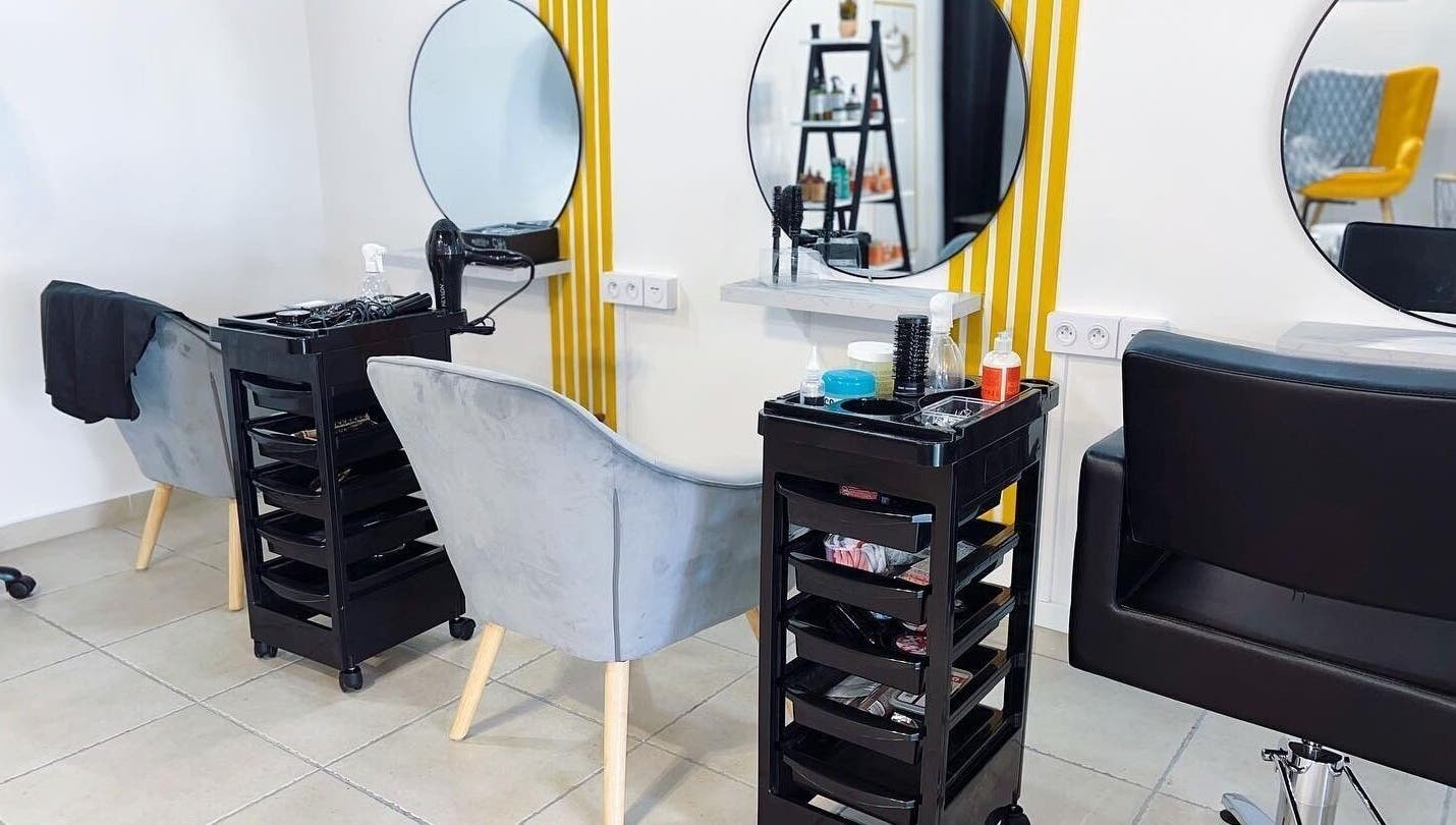 Coin salon moderne chez 'Byo͞odəfəl (Beautiful)', Baie-mahault, GP avec fauteuils et miroirs élégants.