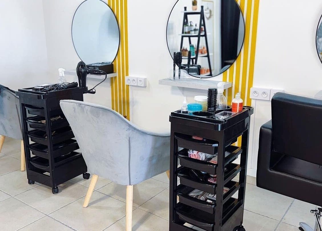 Coin salon moderne chez 'Byo͞odəfəl (Beautiful)', Baie-mahault, GP avec fauteuils et miroirs élégants.