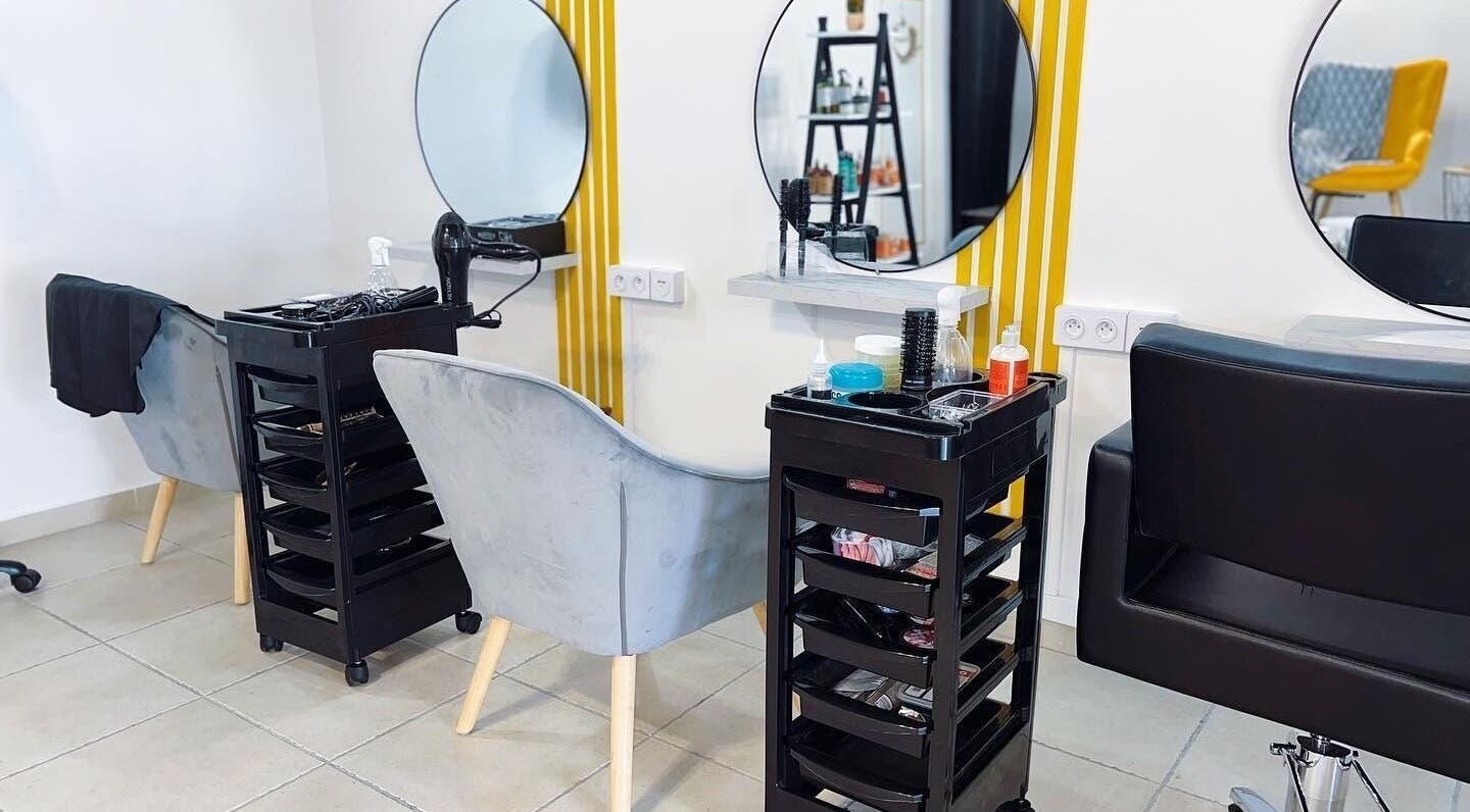 Coin salon moderne chez 'Byo͞odəfəl (Beautiful)', Baie-mahault, GP avec fauteuils et miroirs élégants.