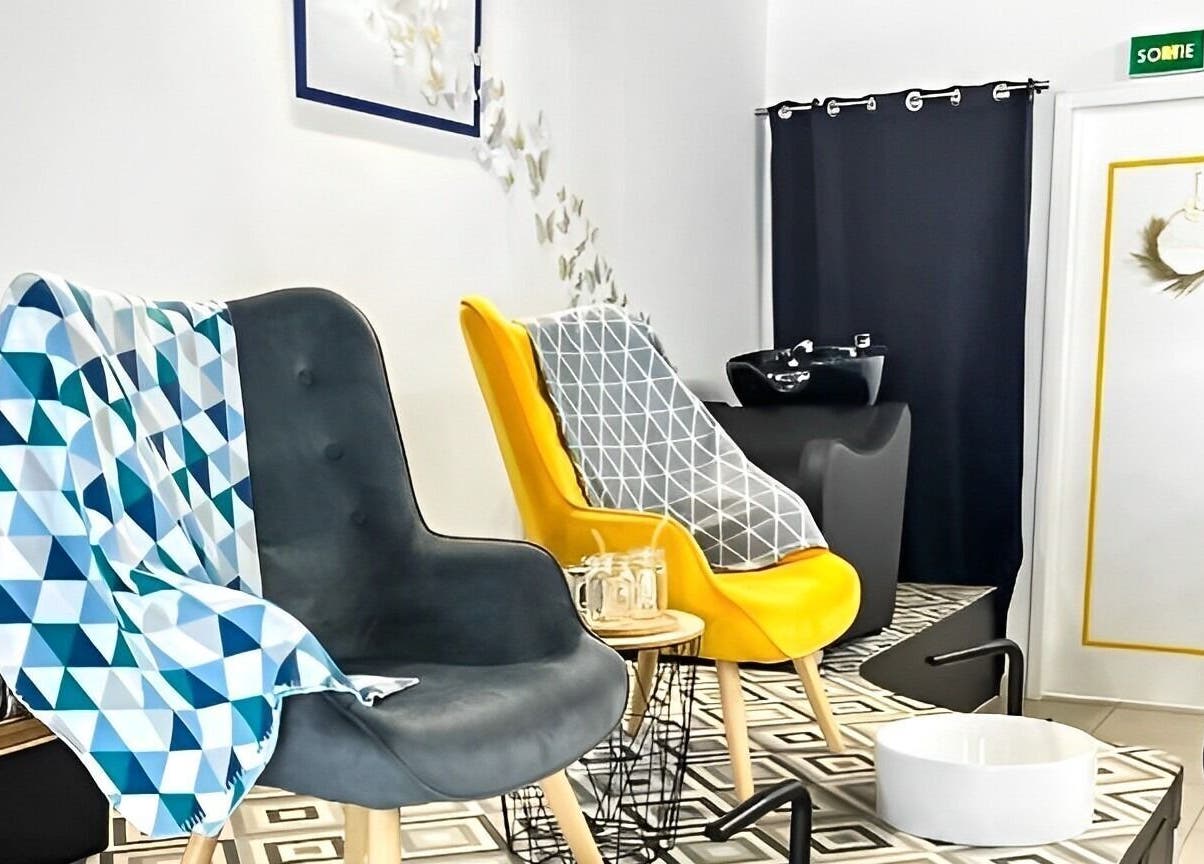 Chaises modernes et confortables chez Byo͞odəfəl à Baie-mahault, GP créant une ambiance accueillante.