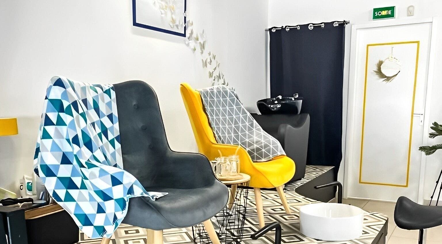 Chaises modernes et confortables chez Byo͞odəfəl à Baie-mahault, GP créant une ambiance accueillante.