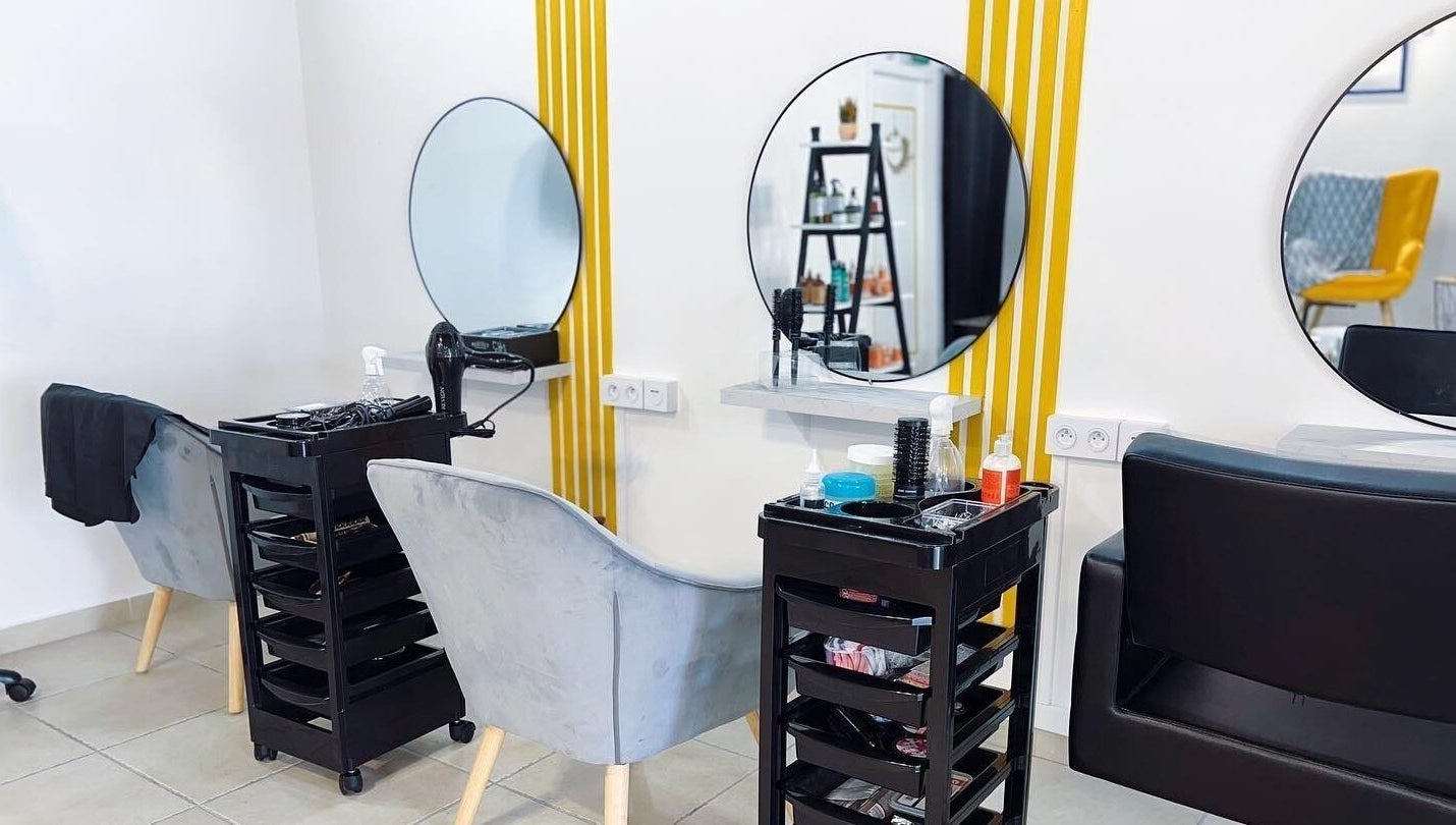 Stations élégantes au 'Byo͞odəfəl (Beautiful)', Baie-mahault, GP, avec miroirs ronds et chaises confortables.