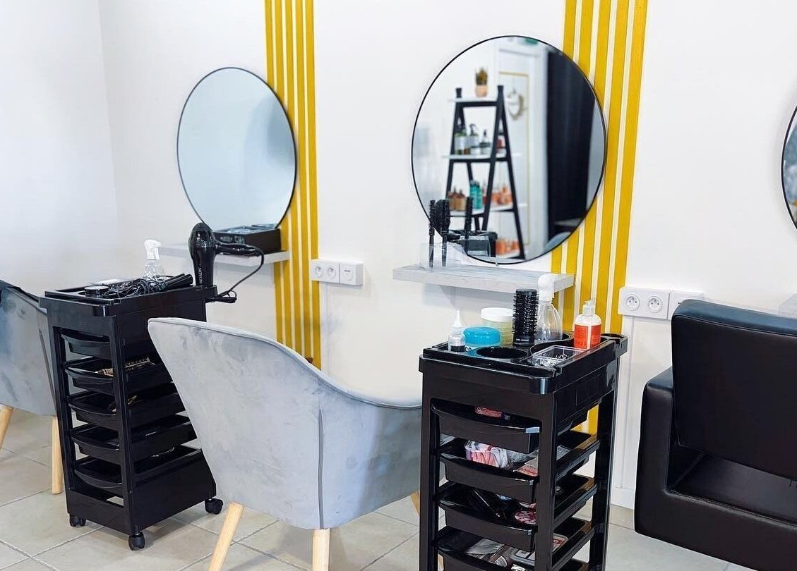 Stations élégantes au 'Byo͞odəfəl (Beautiful)', Baie-mahault, GP, avec miroirs ronds et chaises confortables.