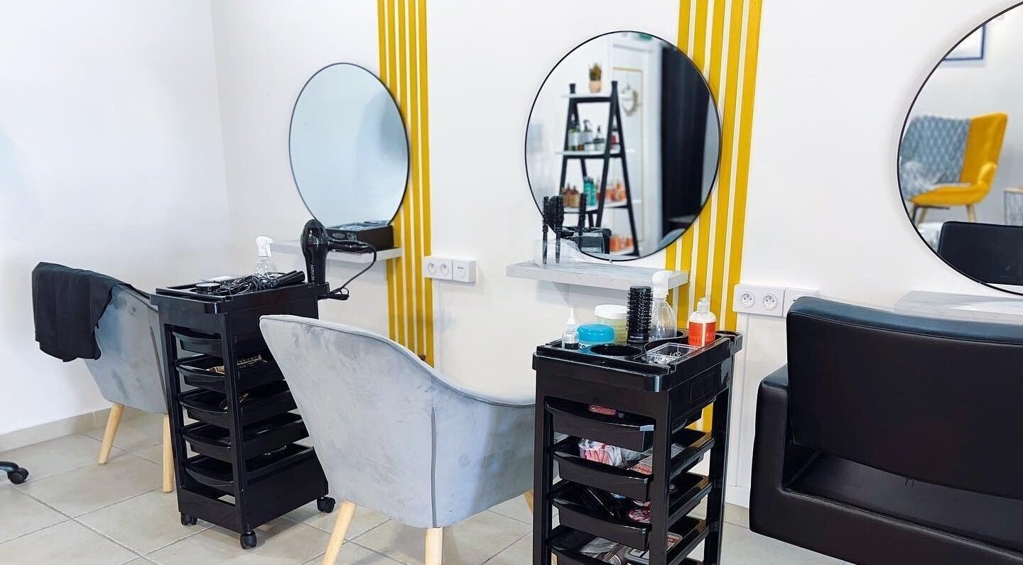 Stations élégantes au 'Byo͞odəfəl (Beautiful)', Baie-mahault, GP, avec miroirs ronds et chaises confortables.