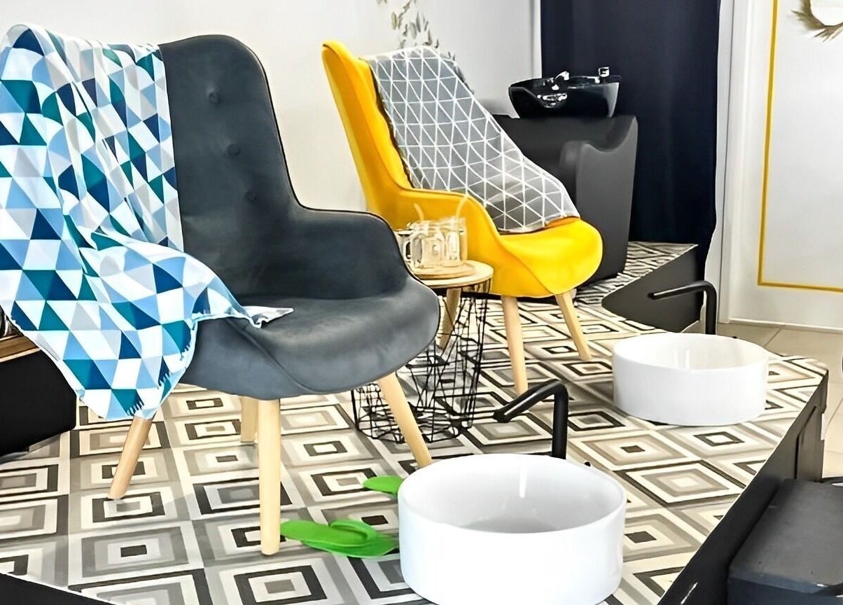 Espace pédicure moderne dans 'Byo͞odəfəl (Beautiful)' à Baie-mahault, GP avec fauteuils élégants.