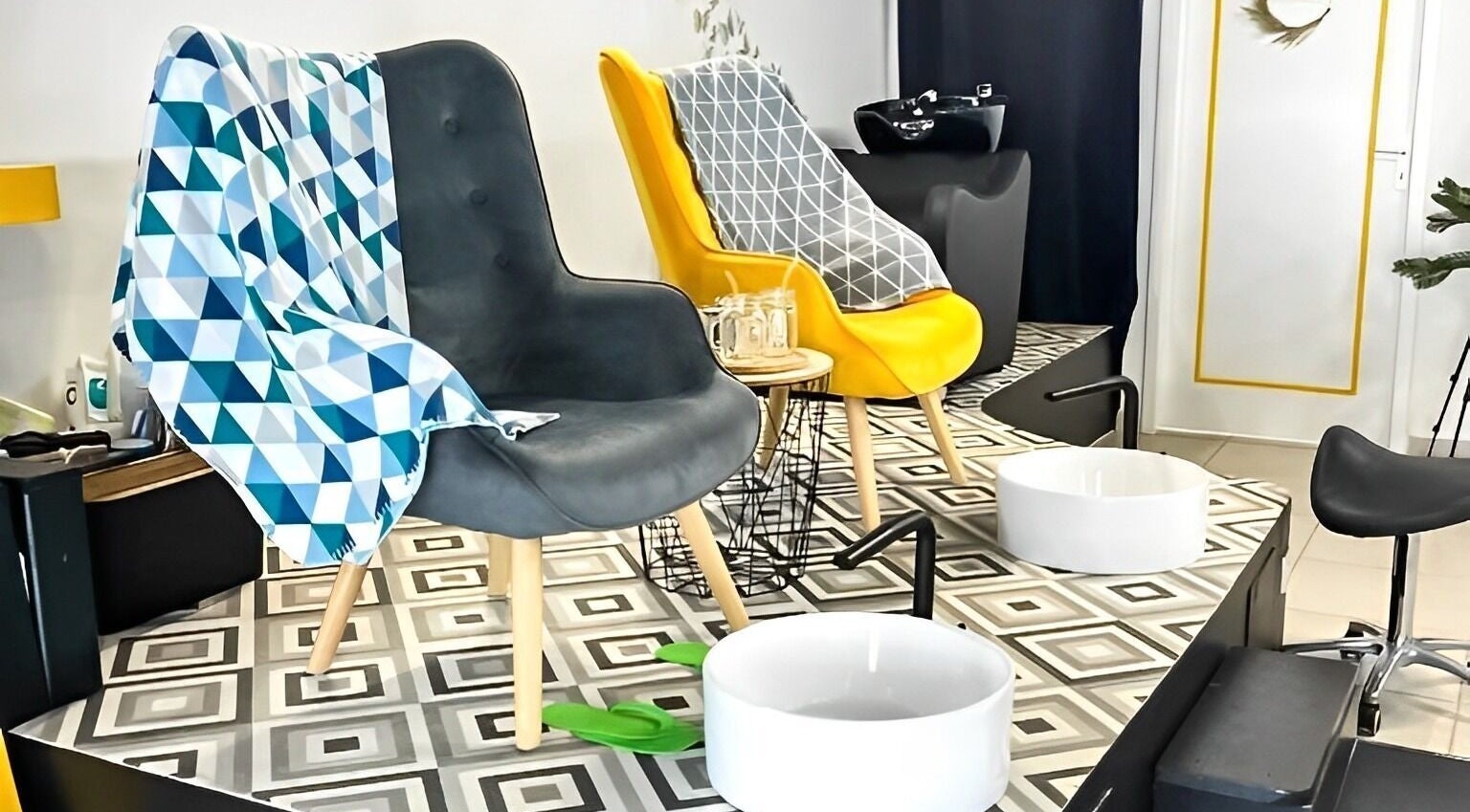 Espace pédicure moderne dans 'Byo͞odəfəl (Beautiful)' à Baie-mahault, GP avec fauteuils élégants.