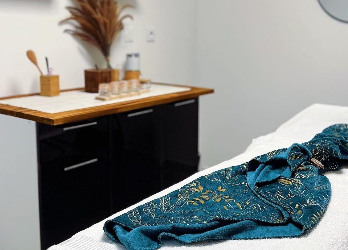 Table de massage élégante chez Byo͞odəfəl (Beautiful) à Baie-mahault, GP avec serviette bleue décorative.