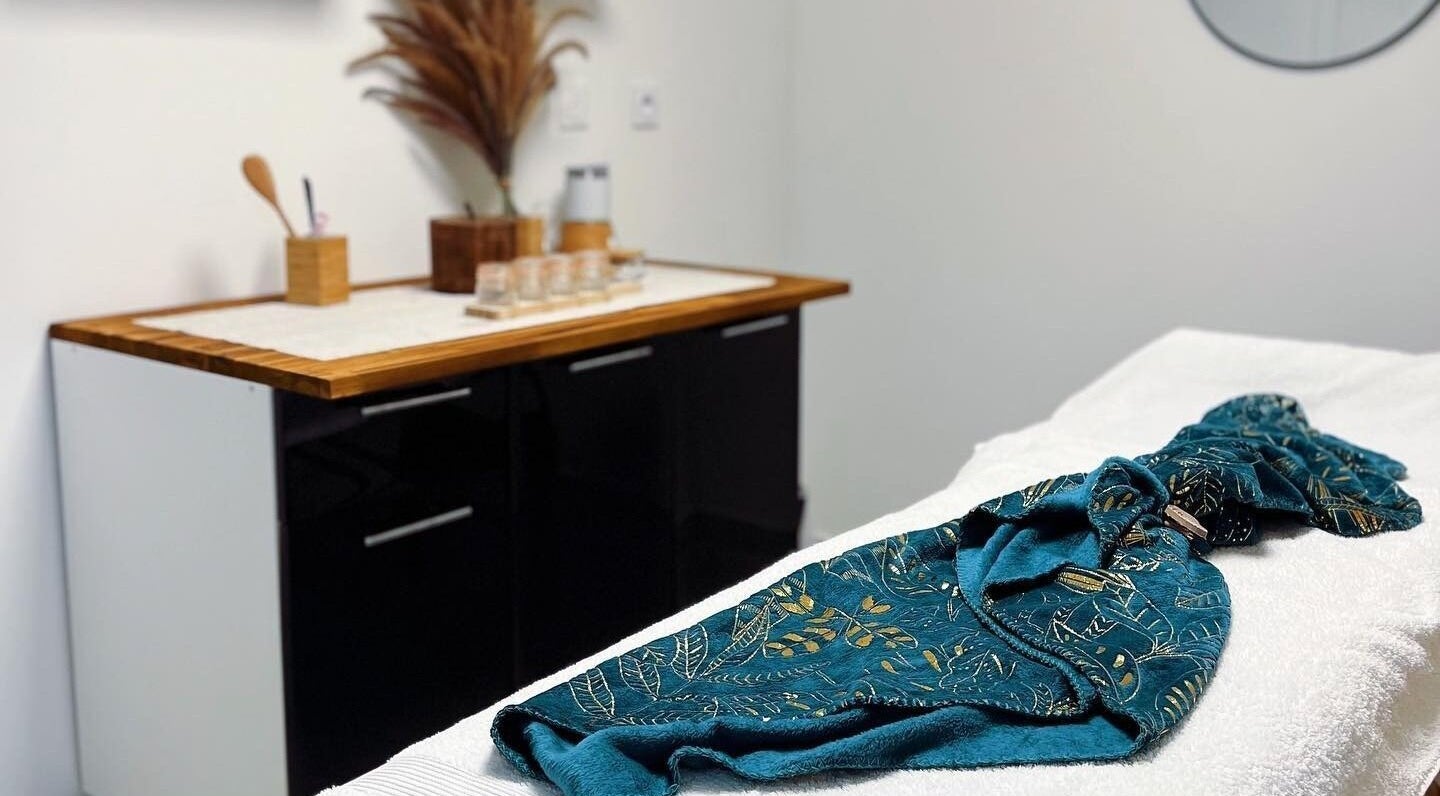 Table de massage élégante chez Byo͞odəfəl (Beautiful) à Baie-mahault, GP avec serviette bleue décorative.