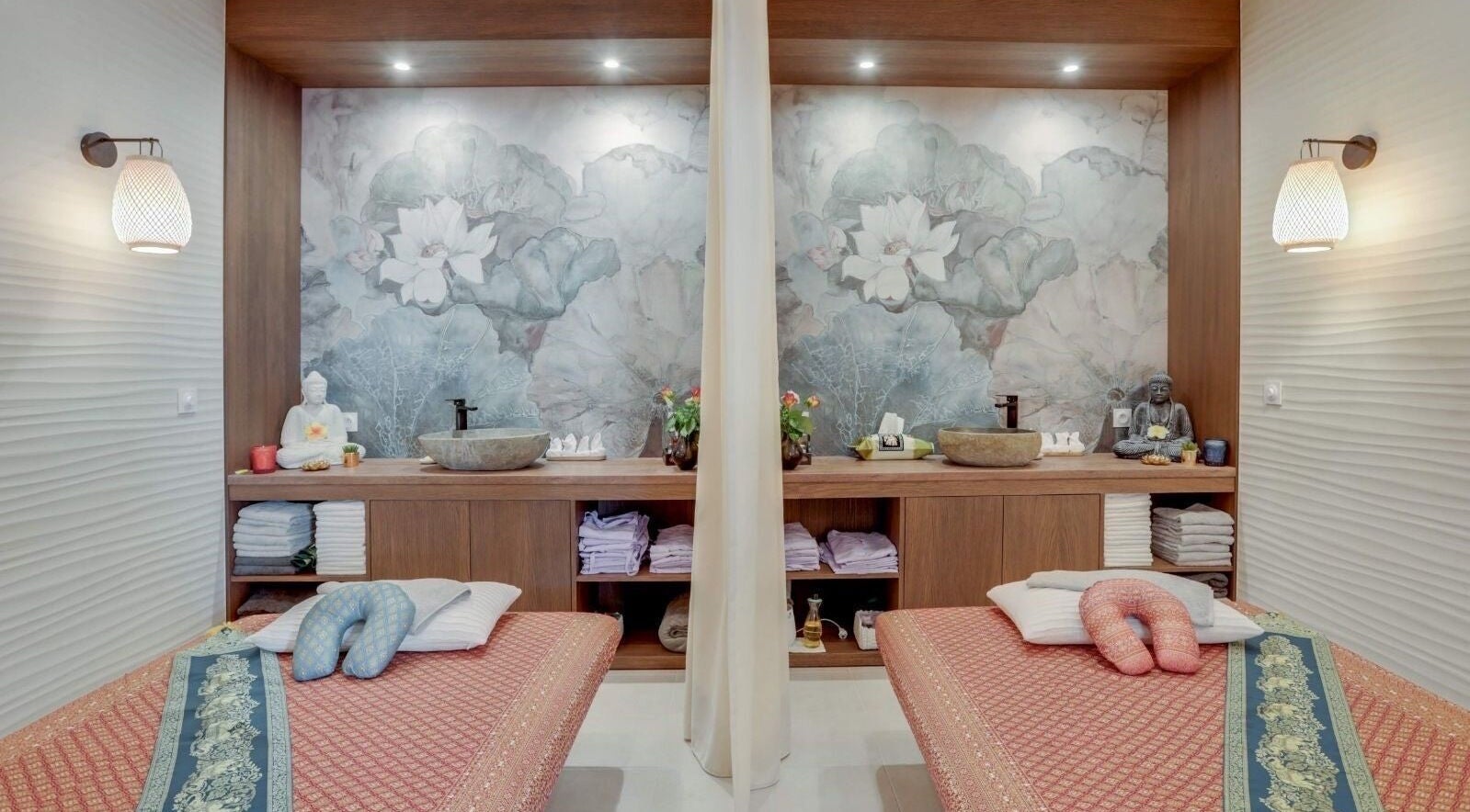 Salle de massage élégante avec décoration Lotus à Sao Zen Thai Massage, Saint-Cloud, Île-de-France, FR.