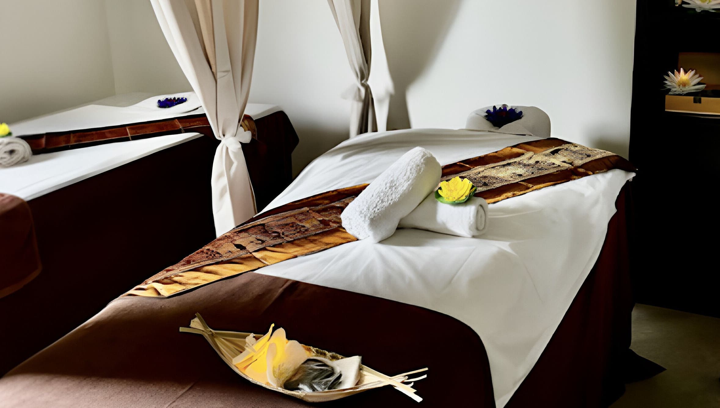 Salle de massage élégante à Sao Zen Chessy, Chessy, Île-de-France, FR, avec lit préparé et décor zen.