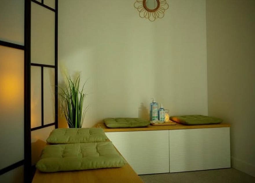 Espace détente à Sao Zen Chessy, Chessy, Île-de-France, FR avec coussins et lumière apaisante.