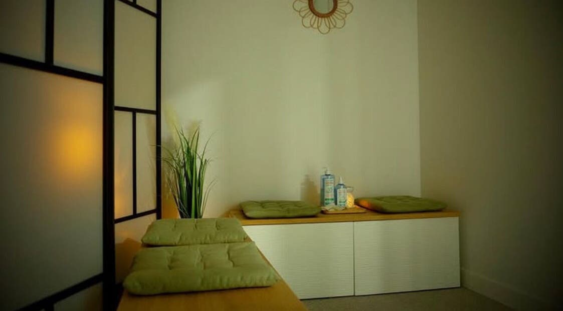 Espace détente à Sao Zen Chessy, Chessy, Île-de-France, FR avec coussins et lumière apaisante.