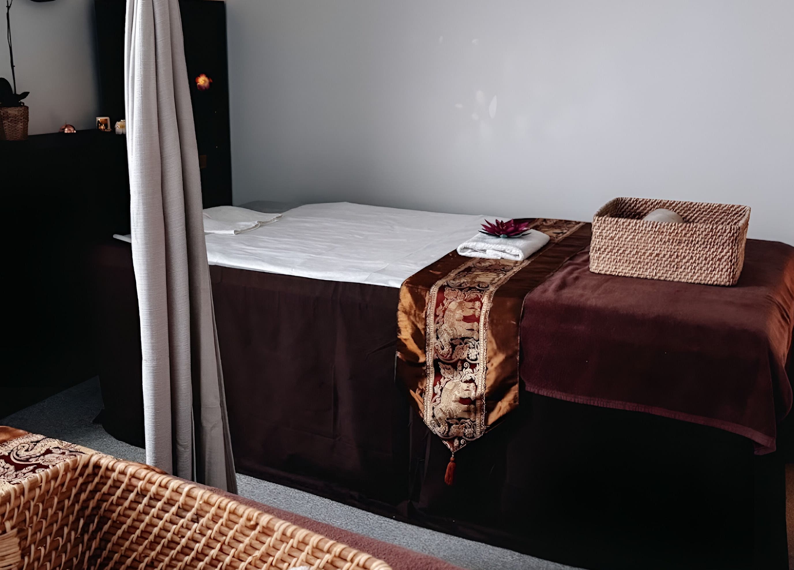 Table de massage élégante à Sao Zen Chessy, Chessy, Île-de-France, FR pour détente et bien-être optimal.