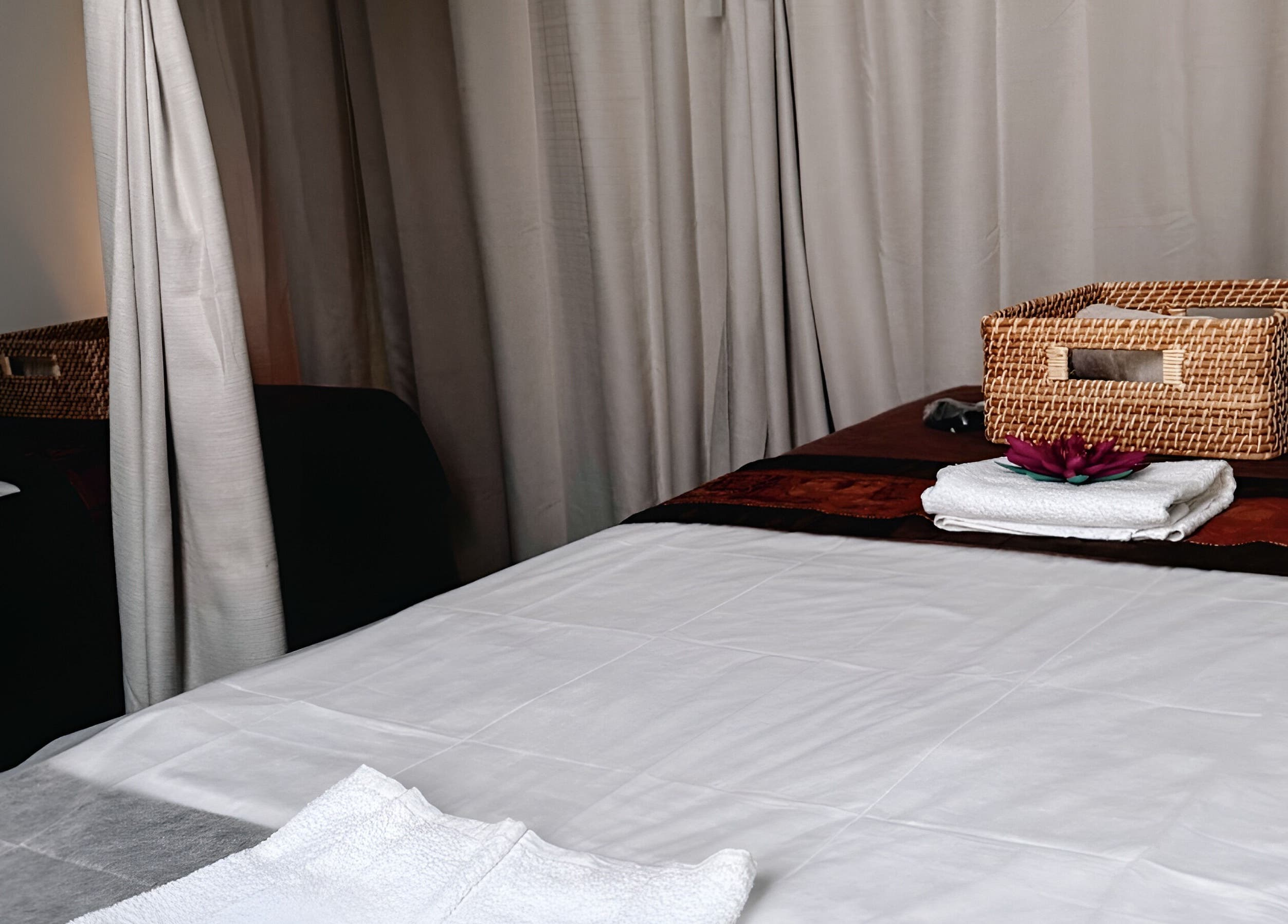 Salle de massage apaisante à Sao Zen Chessy, Chessy, Île-de-France, FR, équipée pour le bien-être.