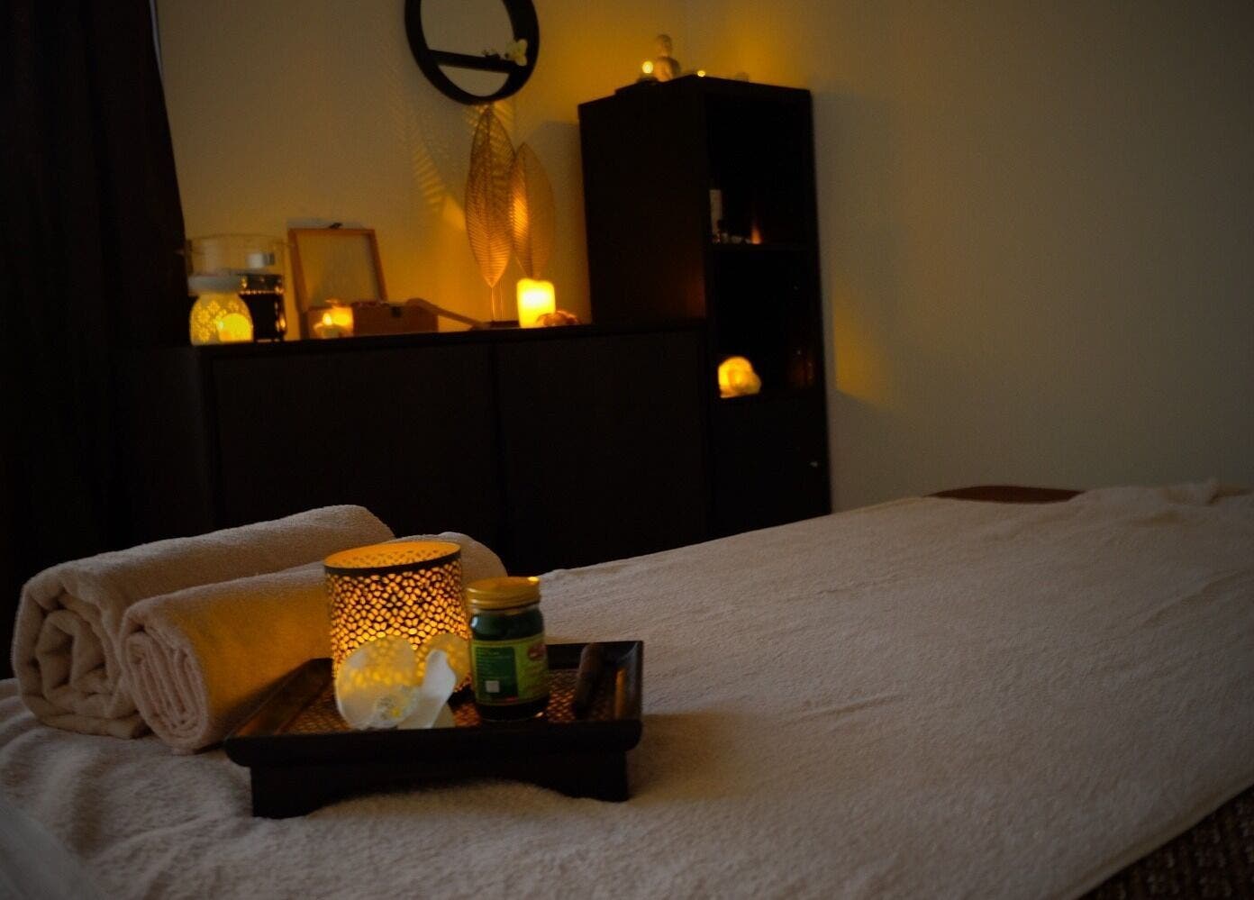 Massage relaxant dans l'ambiance tamisée de Sao Zen Chessy, Chessy, Île-de-france, FR.