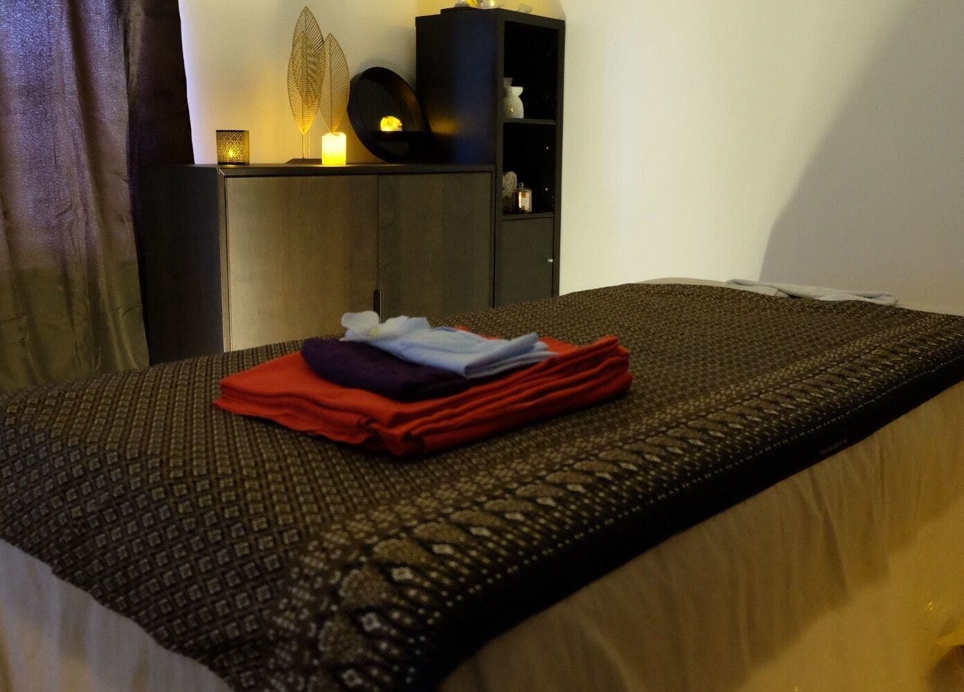 Salle de massage relaxante à Sao Zen Chessy, Chessy, Île-de-France, FR. Ambiance chaleureuse et apaisante.