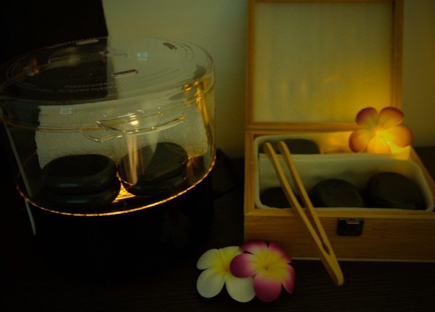 Pierres de massage à Sao Zen Chessy, Chessy, Île-de-France, FR, créant une ambiance relaxante.