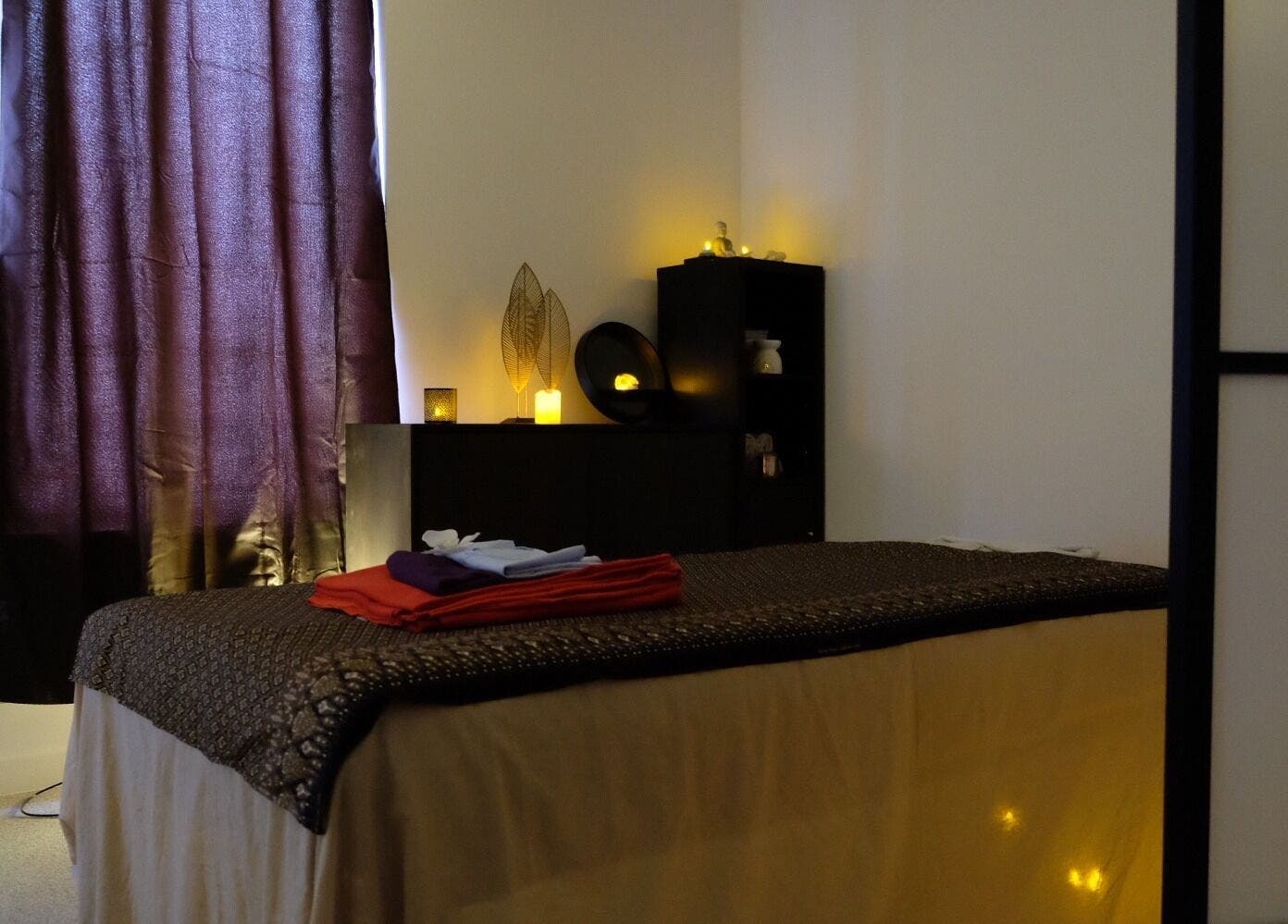 Salle de soins paisible chez Sao Zen Chessy, Chessy, Île-de-France, FR, avec table de massage et éclairage doux.