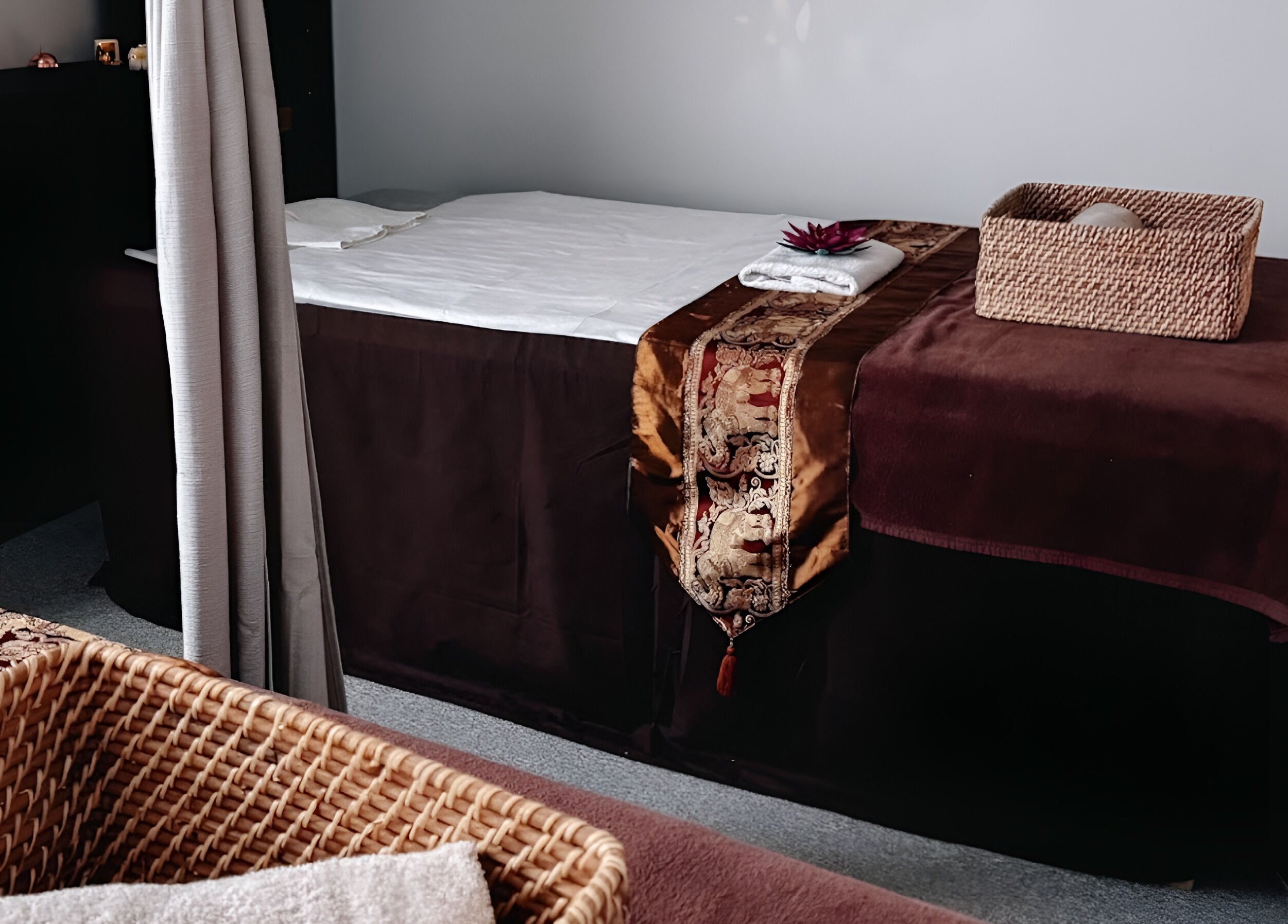 Salle de massage apaisante chez Sao Zen Chessy, Chessy, Île-de-France, FR avec table décorée.