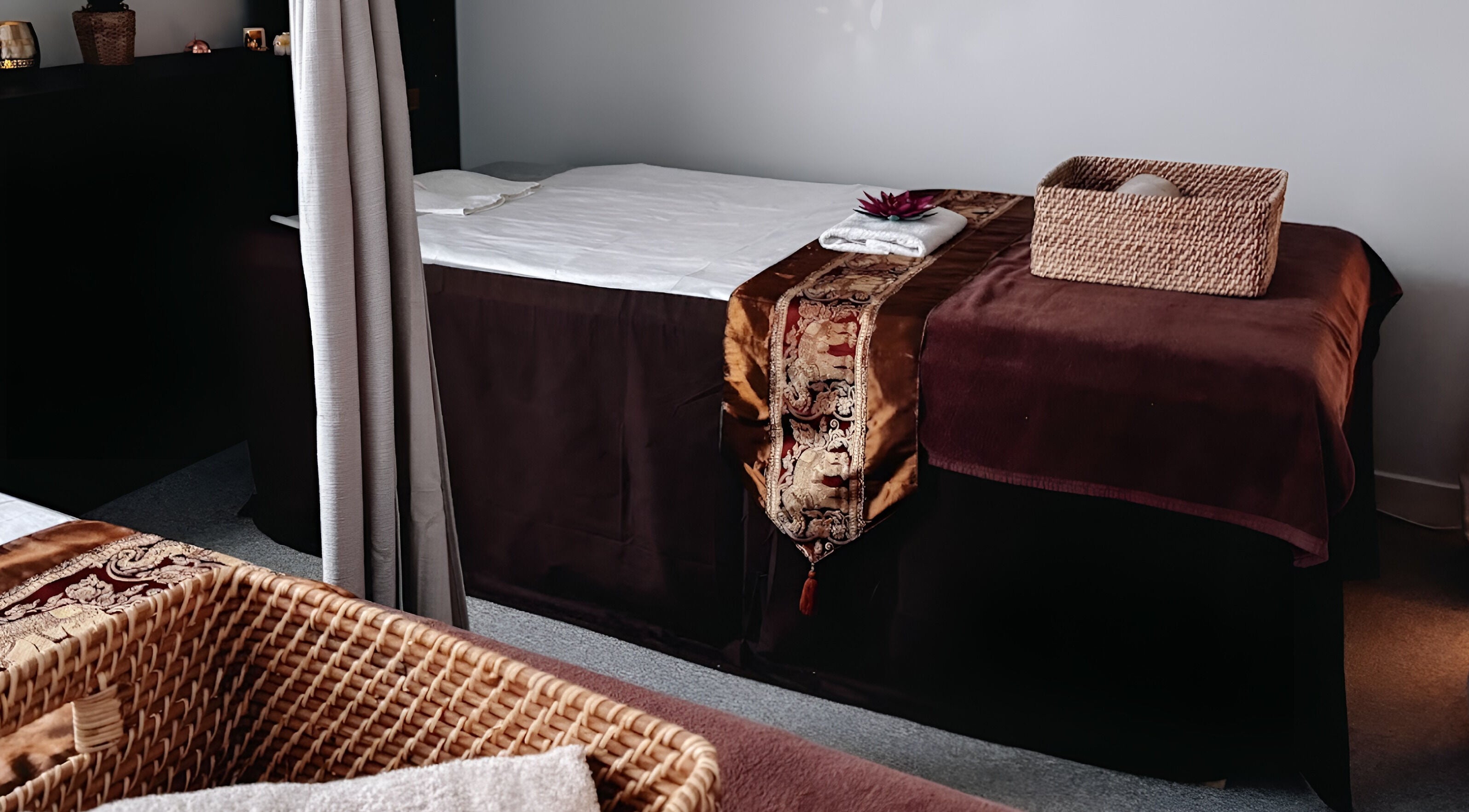 Salle de massage apaisante chez Sao Zen Chessy, Chessy, Île-de-France, FR avec table décorée.