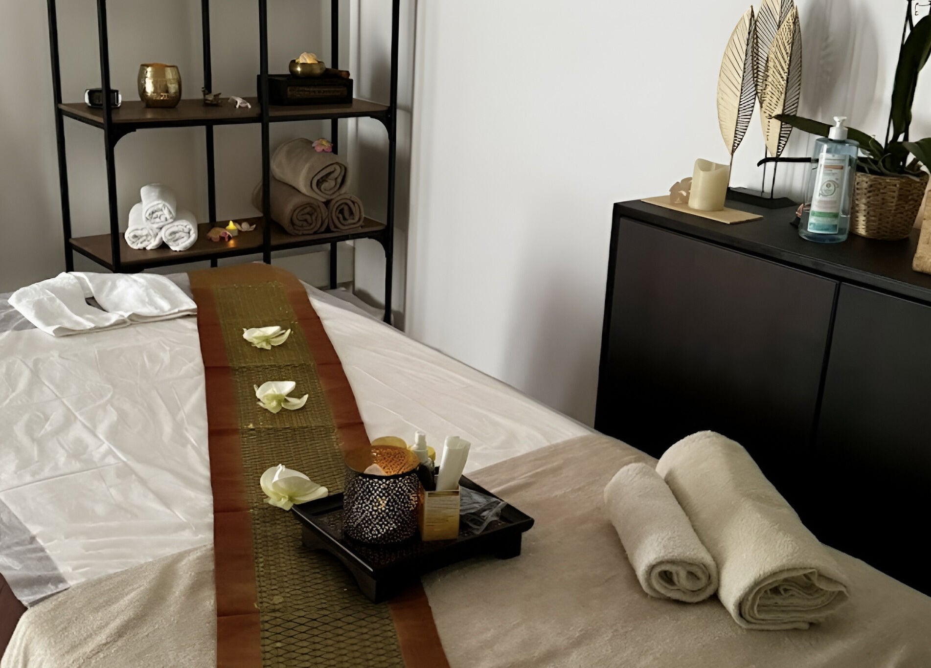 Salle de massage relaxante chez Sao Zen Chessy à Chessy, Île-de-France, FR avec serviettes et éléments décoratifs.