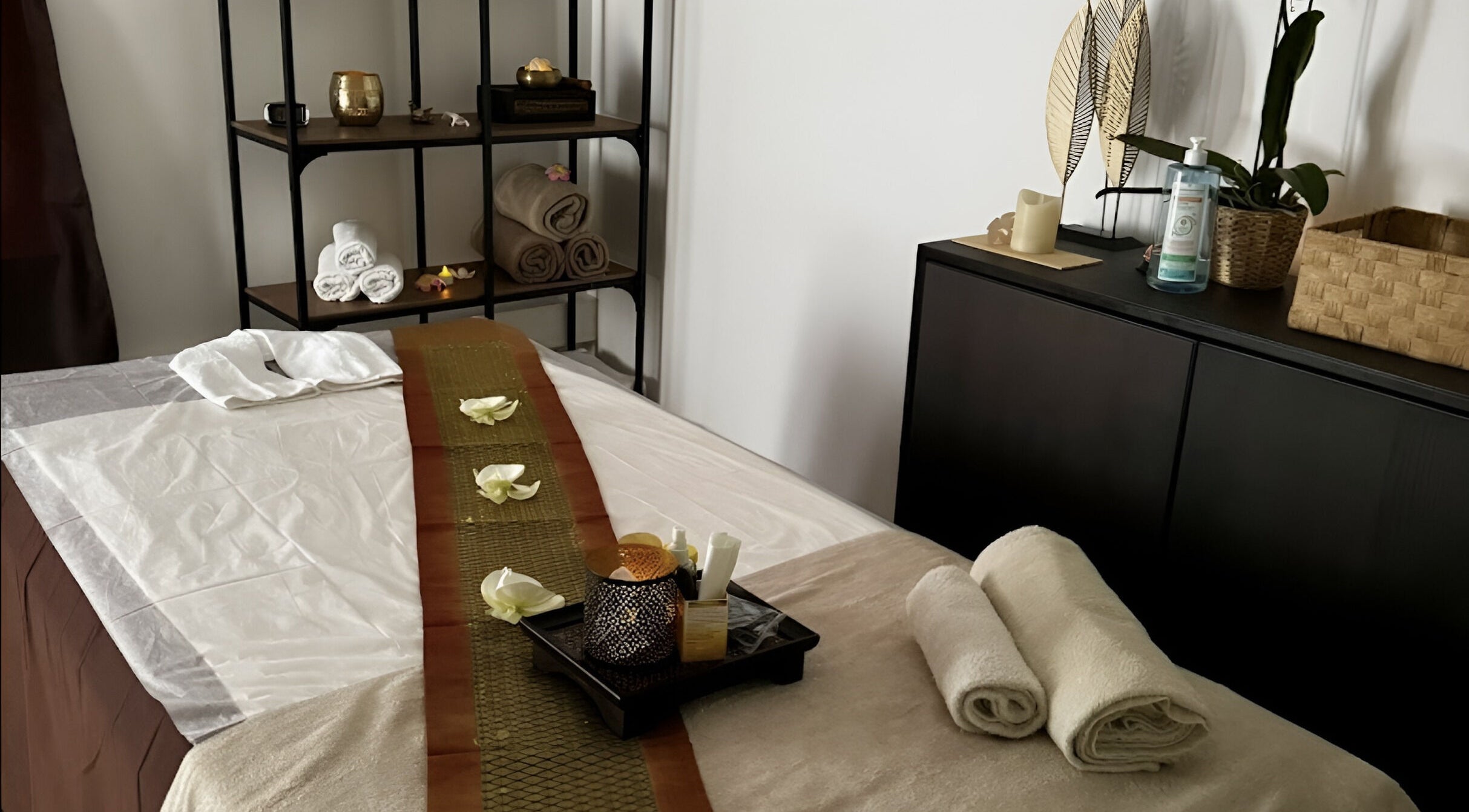 Salle de massage relaxante chez Sao Zen Chessy à Chessy, Île-de-France, FR avec serviettes et éléments décoratifs.