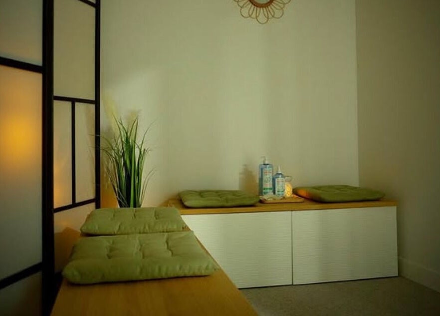 Salle apaisante chez Sao Zen Chessy, Chessy, Île-de-France, FR, avec coussins et éclairage doux.