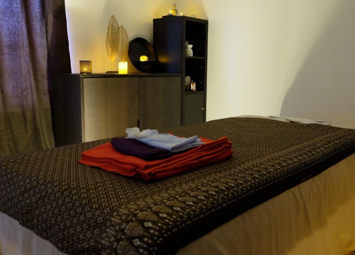 Salle de massage chaleureuse à Sao Zen Chessy, Chessy, Île-de-France, FR, avec éclairage apaisant.