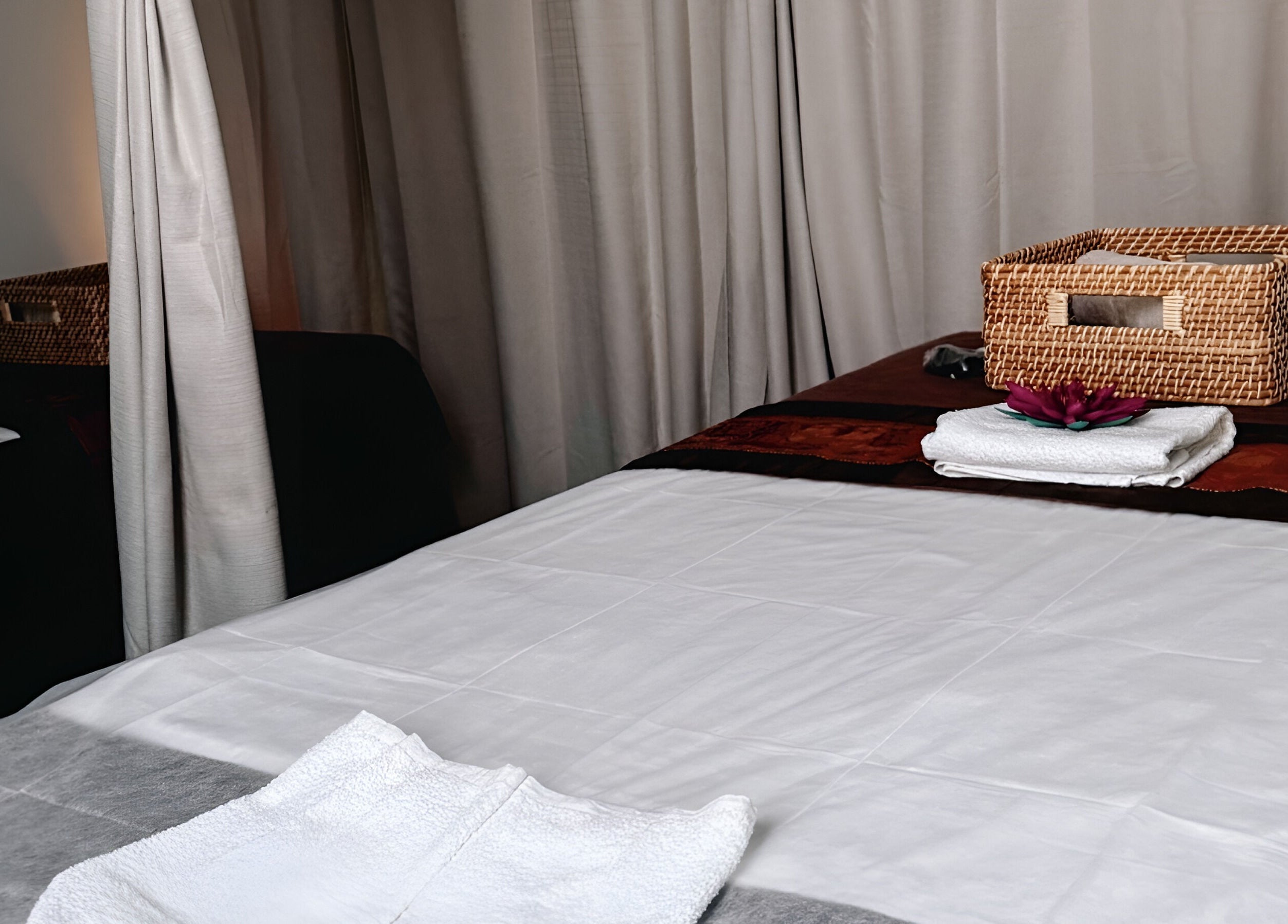 Salle de massage élégante au Sao Zen Chessy, Chessy, Île-de-France, FR, avec table soignée et lumière apaisante.