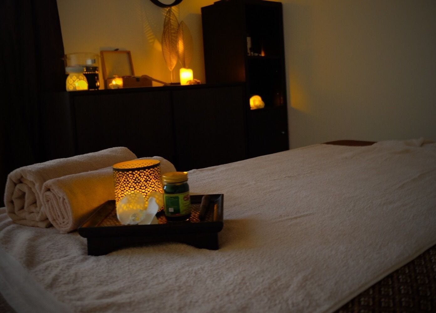 Salle de massage relaxante avec bougies à Sao Zen Chessy, Chessy, Île-de-france, FR.