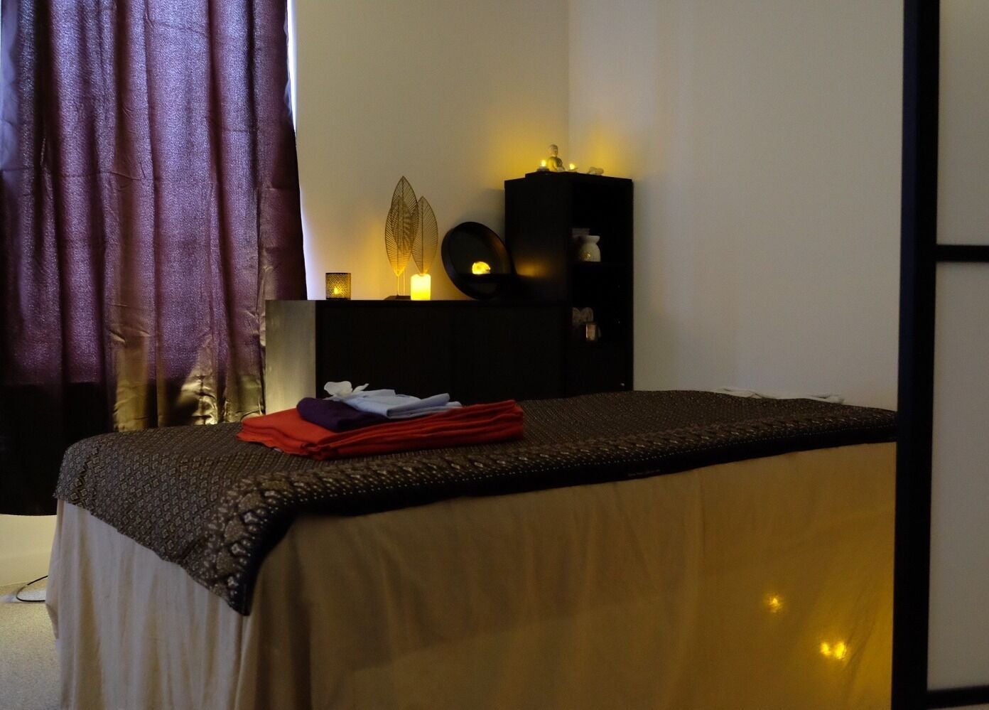 Salle de massage chaleureuse à Sao Zen Chessy, Chessy, Île-de-france, FR, avec éclairage doux et décor apaisant.